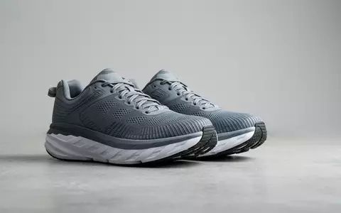 Fotorealistische Studioaufnahme von Laufschuhe zum Thema ASICS Gel-Nimbus 26 Laufschuhe, klare Lichtfuehrung - Foto: THN