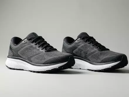 Fotorealistische Studioaufnahme von Laufschuhe zum Thema ASICS Gel-Kayano 31 Laufschuhe, klare Lichtfuehrung - Foto: THN