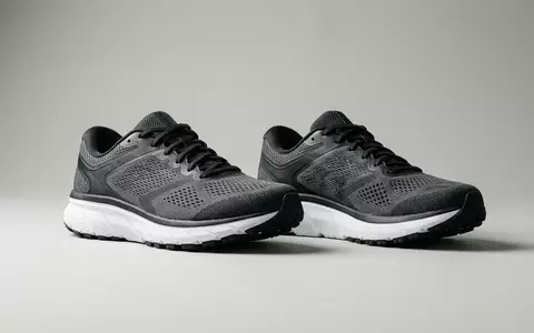 Fotorealistische Studioaufnahme von Laufschuhe zum Thema ASICS Gel-Kayano 31 Laufschuhe, klare Lichtfuehrung - Foto: THN