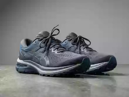 Fotorealistische Studioaufnahme von Laufschuhe zum Thema ASICS GT-2000 13 Laufschuhe, klare Lichtfuehrung - Foto: THN