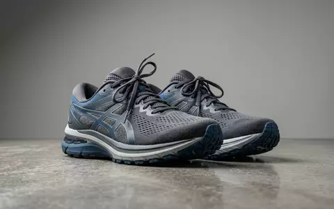 Fotorealistische Studioaufnahme von Laufschuhe zum Thema ASICS GT-2000 13 Laufschuhe, klare Lichtfuehrung - Foto: THN
