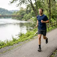 Fotorealistische Aufnahme von Laufschuhe beim Laufen zum Thema ASICS GT-2000 13 Laufschuhe, natuerliches Licht - Foto: THN