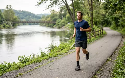 Fotorealistische Aufnahme von Laufschuhe beim Laufen zum Thema ASICS GT-2000 13 Laufschuhe, natuerliches Licht - Foto: THN