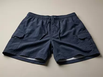 Fotorealistische Studioaufnahme von Badeshorts zum Thema Arcweg Cargo Badehose Herren, klare Lichtfuehrung - Foto: THN