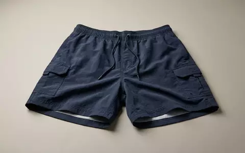 Fotorealistische Studioaufnahme von Badeshorts zum Thema Arcweg Cargo Badehose Herren, klare Lichtfuehrung - Foto: THN