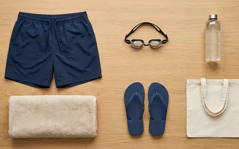Flatlay-Arrangement rund um Badeshorts zum Thema Arcweg Cargo Badehose Herren, weiches Oberlicht - Foto: THN
