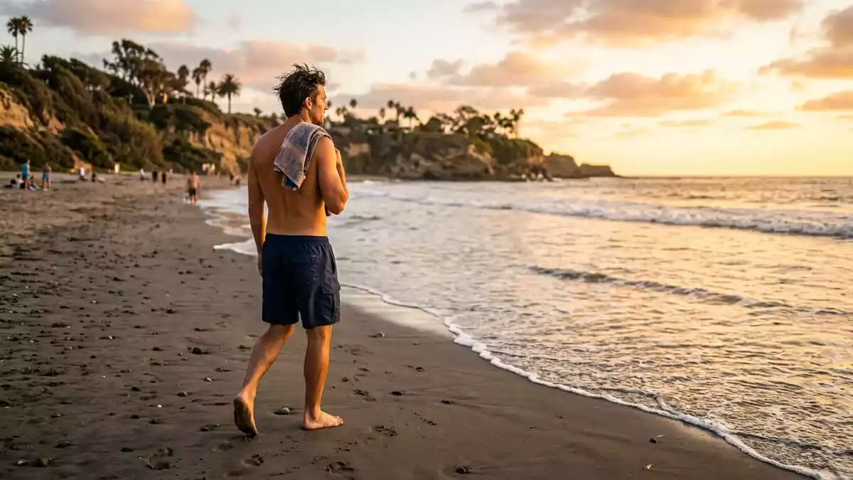 Fotorealistische Ansicht von Badeshorts am Strand in warmem Abendlicht, neutral