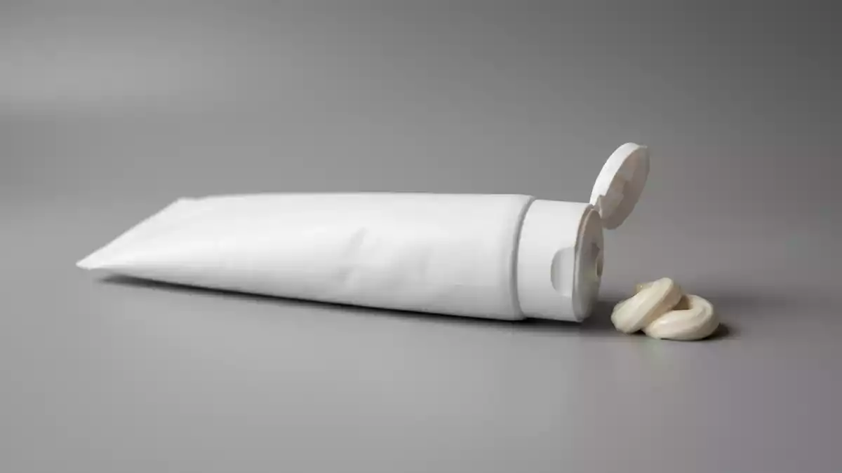 Fotorealistische Studioansicht von Zahnpasta in neutraler Produktdarstellung, neutral
