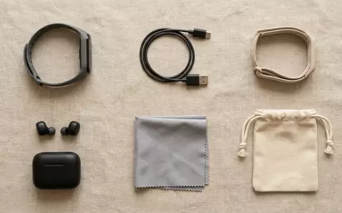 Flatlay-Arrangement rund um Fitnesstracker zum Thema Huawei Band 9 Fitness-Tracker, weiches Oberlicht - Foto: THN