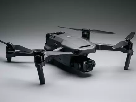 Fotorealistische Studioaufnahme von Kameradrohne zum Thema Hubsan Zino Mini Pro, klare Lichtfuehrung - Foto: THN