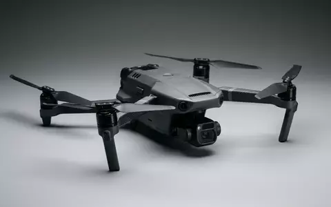 Fotorealistische Studioaufnahme von Kameradrohne zum Thema Hubsan Zino Mini Pro, klare Lichtfuehrung - Foto: THN
