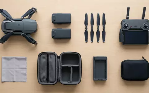 Flatlay-Arrangement rund um Kameradrohne zum Thema Hubsan Zino Mini Pro, weiches Oberlicht - Foto: THN
