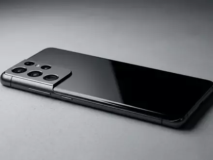 Fotorealistische Studioaufnahme von Smartphone zum Thema Huawei Mate 70 Pro, klare Lichtfuehrung - Foto: THN