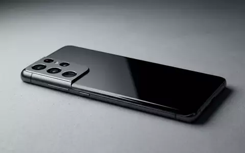 Fotorealistische Studioaufnahme von Smartphone zum Thema Huawei Mate 70 Pro, klare Lichtfuehrung - Foto: THN
