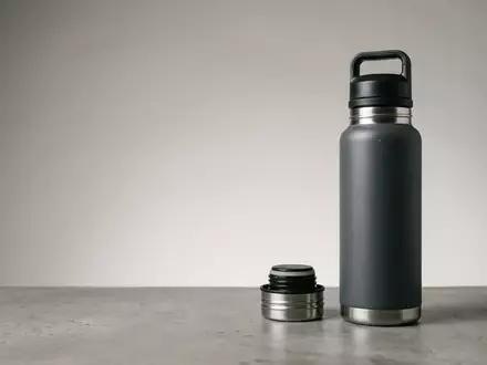 Fotorealistische Studioaufnahme von Isolierflasche zum Thema Stanley Classic Legendary Bottle, klare Lichtfuehrung - Foto: THN