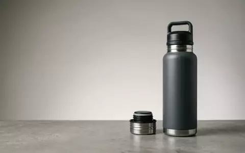Fotorealistische Studioaufnahme von Isolierflasche zum Thema Stanley Classic Legendary Bottle, klare Lichtfuehrung - Foto: THN