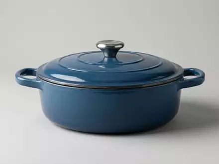 Fotorealistische Studioaufnahme von Gusseisen Braeter zum Thema Staub Cocotte Rund 24cm, klare Lichtfuehrung - Foto: THN