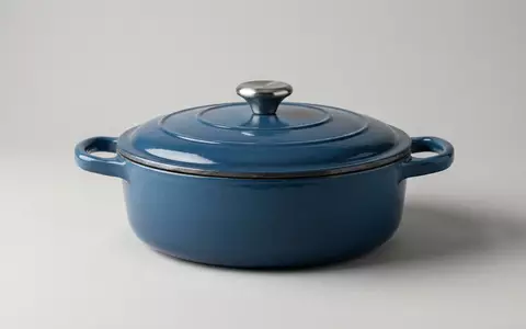 Fotorealistische Studioaufnahme von Gusseisen Braeter zum Thema Staub Cocotte Rund 24cm, klare Lichtfuehrung - Foto: THN