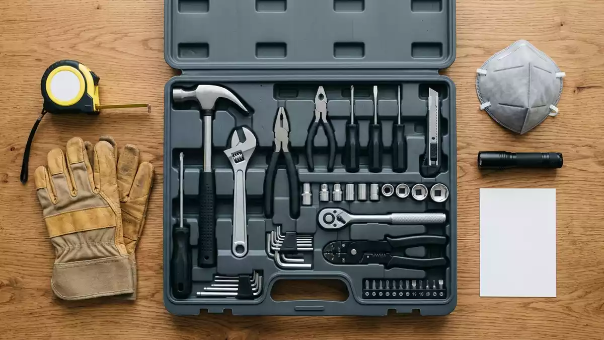 Flatlay-Arrangement rund um Werkzeugkoffer mit passenden Requisiten von oben, neutral