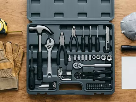 Flatlay-Arrangement rund um Werkzeugkoffer zum Thema Stanley FatMax Werkzeugkoffer 20-teilig, weiches Oberlicht - Foto: THN
