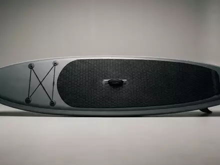 Fotorealistische Studioaufnahme von Aufblasbares Stand-up-Paddleboard zum Thema Jobe Aero SUP Yarra, klare Lichtfuehrung - Foto: THN