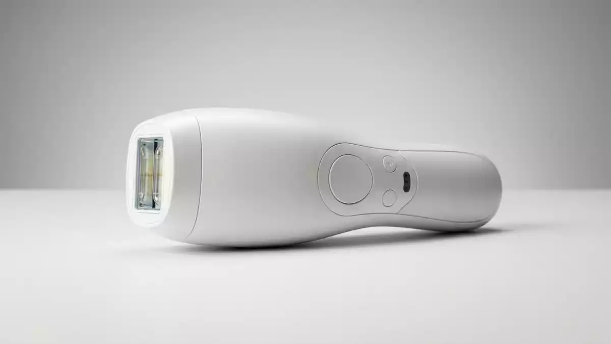 Fotorealistische Studioansicht von IPL-Haarentfernungsgeraet in neutraler