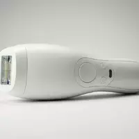 Fotorealistische Studioaufnahme von IPL-Haarentfernungsgeraet zum Thema Jovs Venus Pro II, klare Lichtfuehrung - Foto: THN