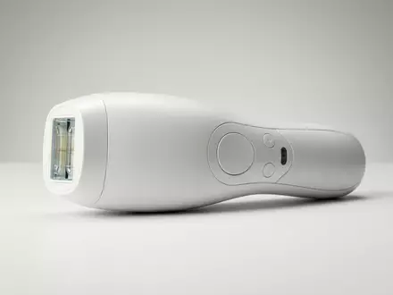 Fotorealistische Studioaufnahme von IPL-Haarentfernungsgeraet zum Thema Jovs Venus Pro II, klare Lichtfuehrung - Foto: THN