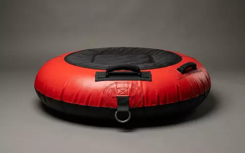 Fotorealistische Studioaufnahme von Schleppreifen zum Thema Jobe Binar Towable Tube, klare Lichtfuehrung - Foto: THN