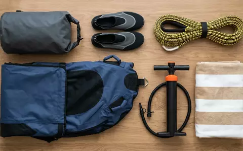 Flatlay-Arrangement rund um Schleppreifen zum Thema Jobe Binar Towable Tube, weiches Oberlicht - Foto: THN