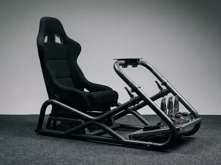Fotorealistische Studioaufnahme von Rennsimulator Sitz zum Thema Playseat Evolution Pro Racing, klare Lichtfuehrung - Foto: THN