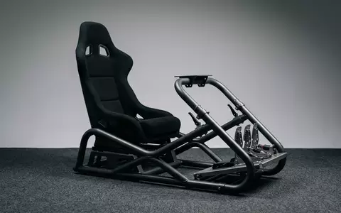 Fotorealistische Studioaufnahme von Rennsimulator Sitz zum Thema Playseat Evolution Pro Racing, klare Lichtfuehrung - Foto: THN