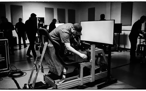 Schwarzweiss-Reportage mit Rennsimulator Sitz zum Thema Playseat Evolution Pro Racing, hoher Kontrast - Foto: THN