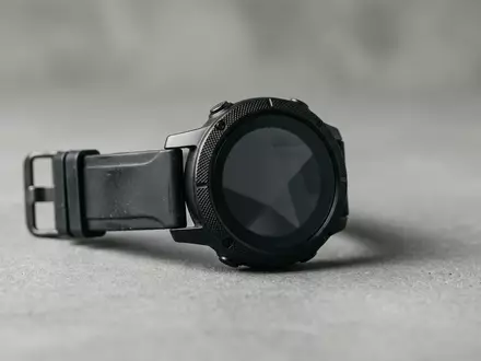 Fotorealistische Studioaufnahme von GPS-Sportuhr zum Thema Polar Pacer Pro GPS-Sportuhr, klare Lichtfuehrung - Foto: THN