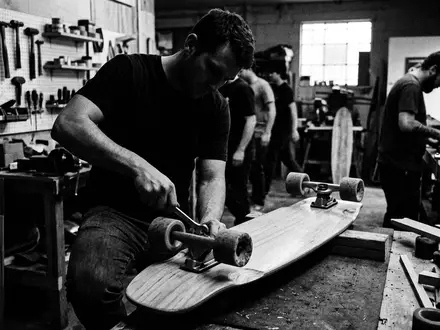 Schwarzweiss-Reportage mit Longboard zum Thema Playshion 39 Zoll Longboard, hoher Kontrast, sachlich dargestellt - Foto: THN
