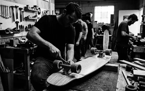 Schwarzweiss-Reportage mit Longboard zum Thema Playshion 39 Zoll Longboard, hoher Kontrast, sachlich dargestellt - Foto: THN