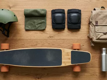 Flatlay-Arrangement rund um Longboard zum Thema Playshion 39 Zoll Longboard, weiches Oberlicht - Foto: THN