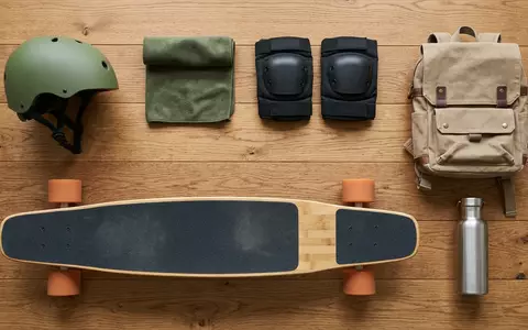 Flatlay-Arrangement rund um Longboard zum Thema Playshion 39 Zoll Longboard, weiches Oberlicht - Foto: THN