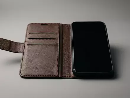 Fotorealistische Studioaufnahme von Klapphuelle zum Thema kwmobile Klapphülle für iPhone, klare Lichtfuehrung - Foto: THN