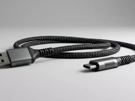 Fotorealistische Studioaufnahme von Ladekabel zum Thema AUKEY USB-C Kabel 3A, klare Lichtfuehrung - Foto: THN