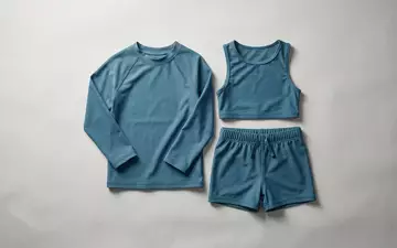Fotorealistische Studioaufnahme von Kinder Tankini zum Thema Attraco Mädchen UV-Schutz Badeanzug, klare Lichtfuehrung - Foto: THN