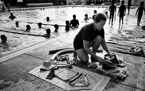 Schwarzweiss-Reportage mit Kinder Tankini zum Thema Attraco Mädchen UV-Schutz Badeanzug, hoher Kontrast - Foto: THN