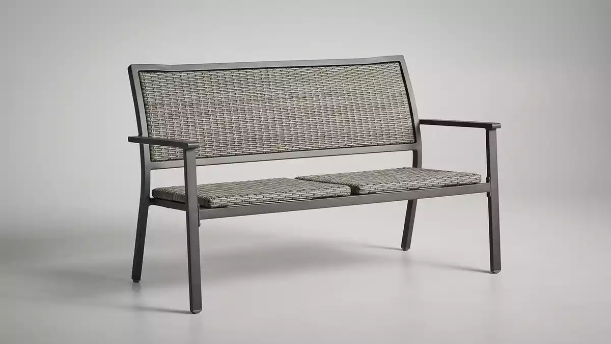 Fotorealistische Studioansicht von Gartenbank in neutraler Produktdarstellung, neutral