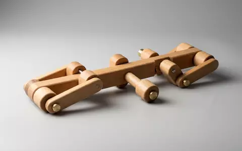 Fotorealistische Studioaufnahme von Geschicklichkeitsspiel zum Thema Stickflip, klare Lichtfuehrung, sachlich dargestellt, markenneutral - Foto: THN