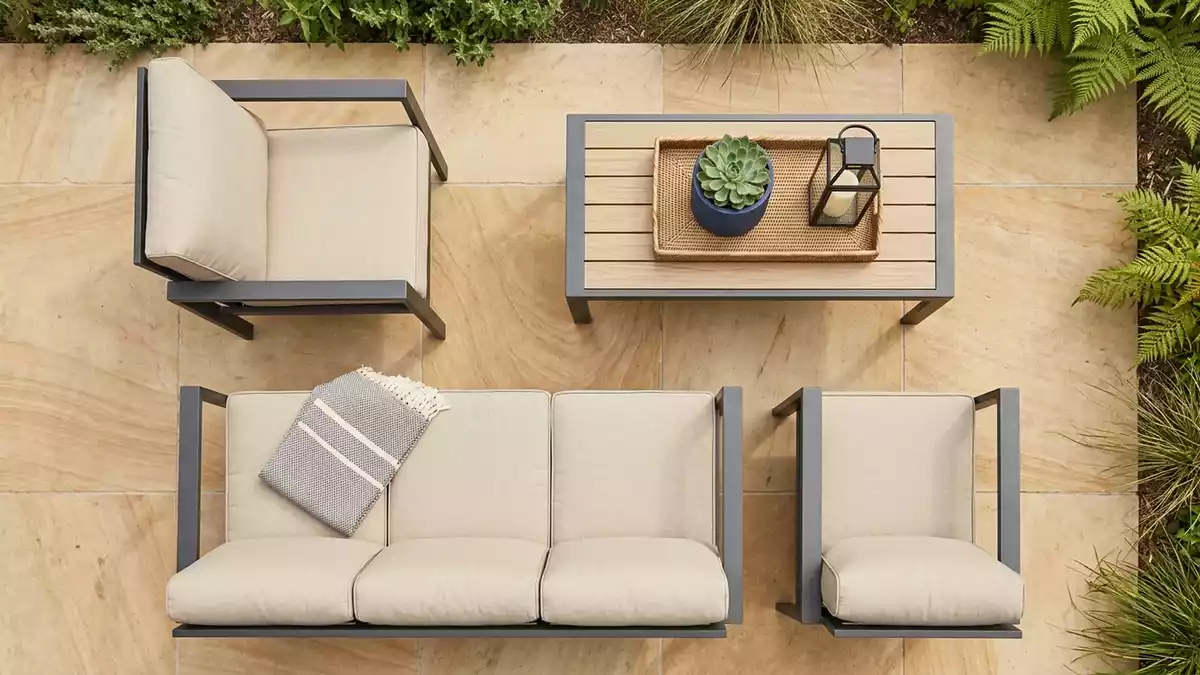 Flatlay-Arrangement rund um Gartenmoebelset mit passenden Requisiten von oben, neutral