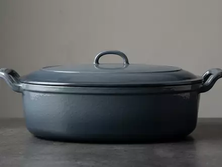 Fotorealistische Studioaufnahme von Gusseisen Braeter zum Thema Staub Bräter Oval 29cm, klare Lichtfuehrung - Foto: THN