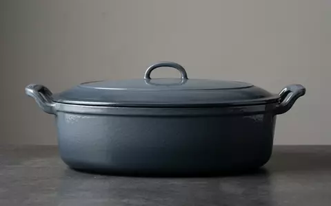 Fotorealistische Studioaufnahme von Gusseisen Braeter zum Thema Staub Bräter Oval 29cm, klare Lichtfuehrung - Foto: THN