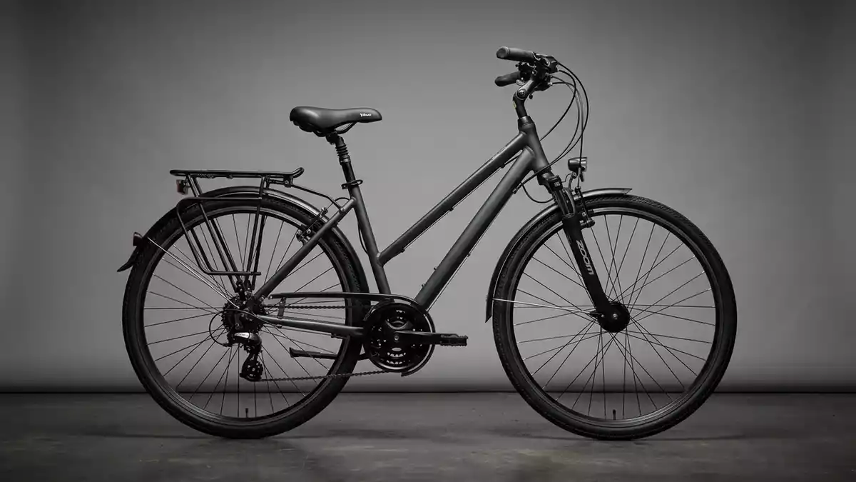Fotorealistische Studioansicht von Trekkingrad in neutraler Produktdarstellung