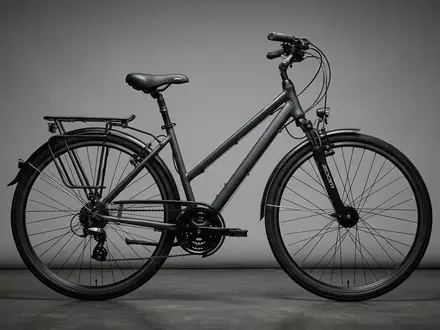 Fotorealistische Studioaufnahme von Trekkingrad zum Thema Zündapp Blue 7.0 Damen, klare Lichtfuehrung - Foto: THN