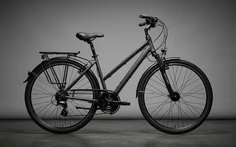 Fotorealistische Studioaufnahme von Trekkingrad zum Thema Zündapp Blue 7.0 Damen, klare Lichtfuehrung - Foto: THN